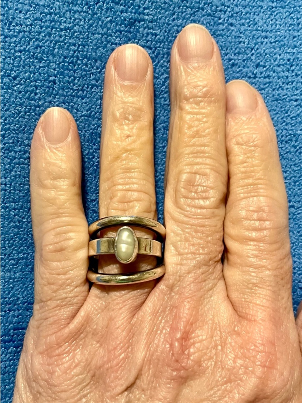 Lilly Barrack Sterling .925 Freshwater Pearl Ring
Unique split shank band - Picture 2 of 10